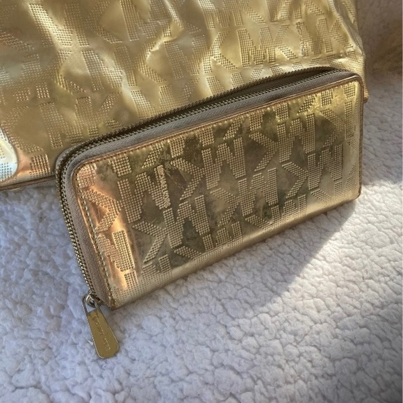 Micheal Kors tote and wallet - Picture 5 of 10